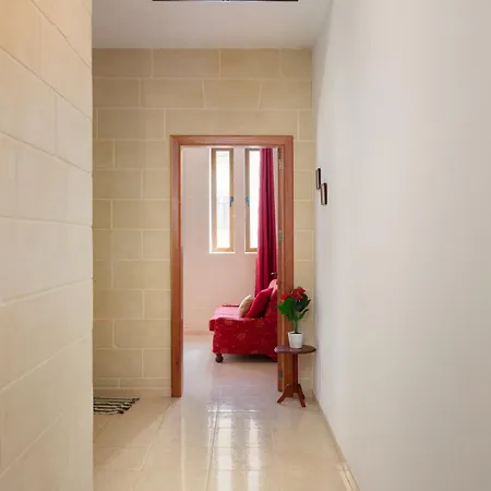 Daire Traditional Maltese Stone With 2 Balconies - Close To St Thomas Bay & Munxar Path *