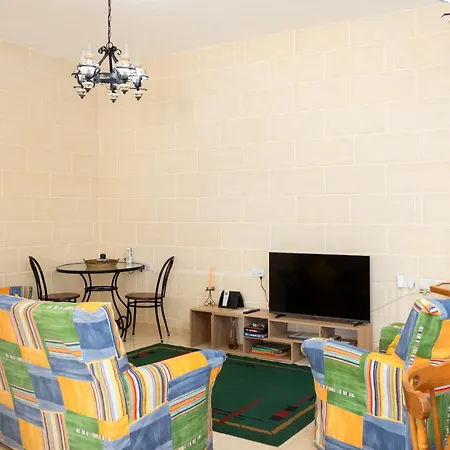 Traditional Maltese Stone With 2 Balconies - Close To St Thomas Bay & Munxar Path Appartement