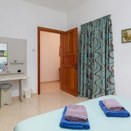 Daire Traditional Maltese Stone With 2 Balconies - Close To St Thomas Bay & Munxar Path *