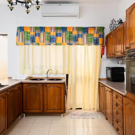 Traditional Maltese Stone With 2 Balconies - Close To St Thomas Bay & Munxar Path Daire *