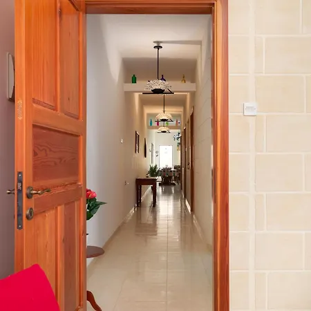 Traditional Maltese Stone With 2 Balconies - Close To St Thomas Bay & Munxar Path *