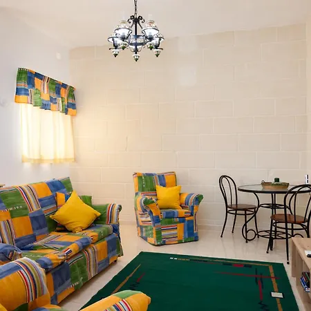 Traditional Maltese Stone With 2 Balconies - Close To St Thomas Bay & Munxar Path *