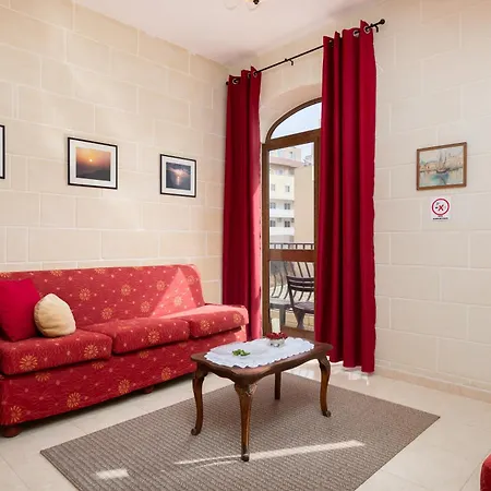 Traditional Maltese Stone With 2 Balconies - Close To St Thomas Bay & Munxar Path *
