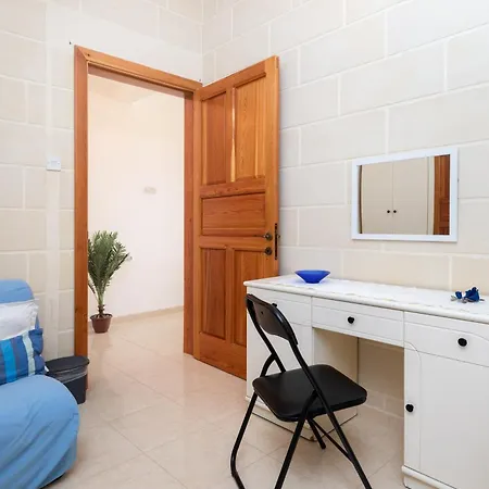 Traditional Maltese Stone With 2 Balconies - Close To St Thomas Bay & Munxar Path