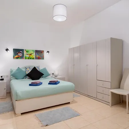 Traditional Maltese Stone With 2 Balconies - Close To St Thomas Bay & Munxar Path *