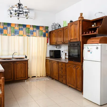 Traditional Maltese Stone With 2 Balconies - Close To St Thomas Bay & Munxar Path 马尔萨斯卡拉